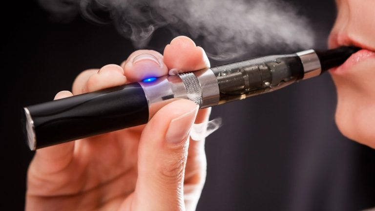 Histoire de la cigarette électronique : de l’invention à la révolution cigarette électronique