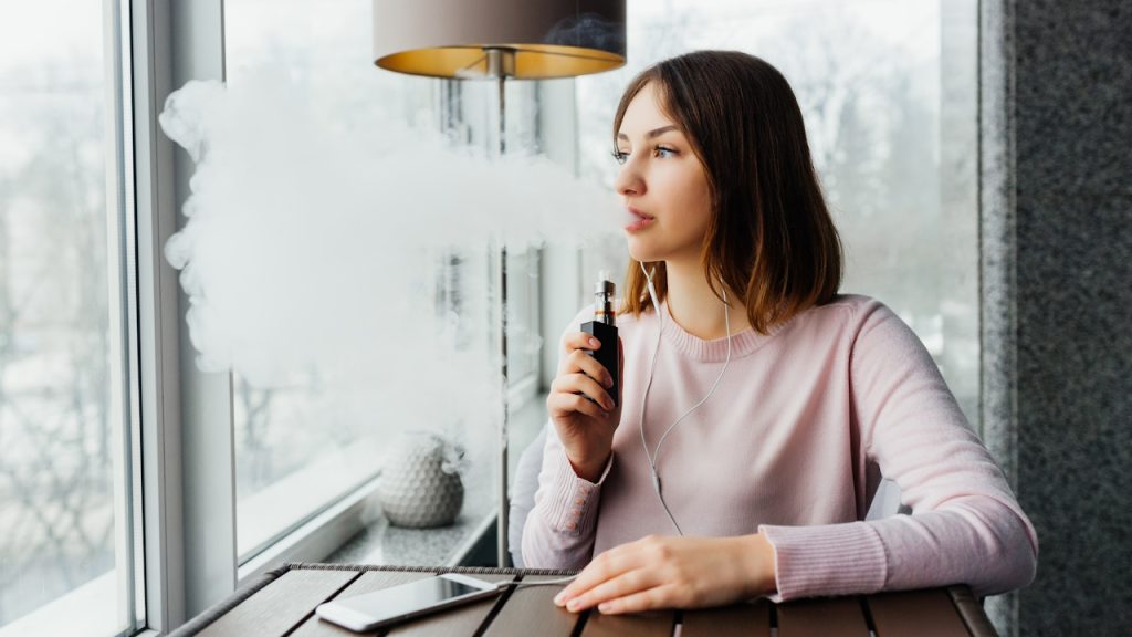 femme qui fume cigarette électronique