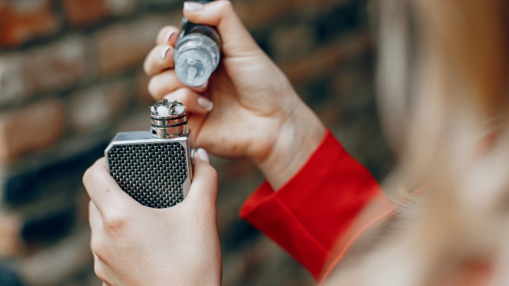 personne qui recharge cigarette électronique